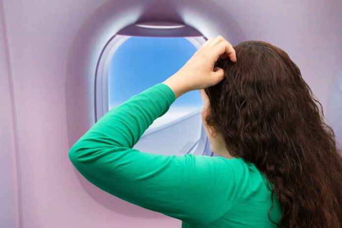 Actress Jenny Mollen travels on airplane with head lice: Expert weighs in