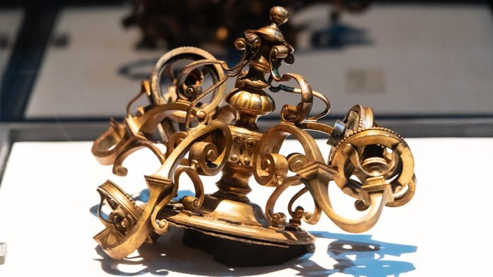 Crushed Titanic chandelier lands in New Jersey museum