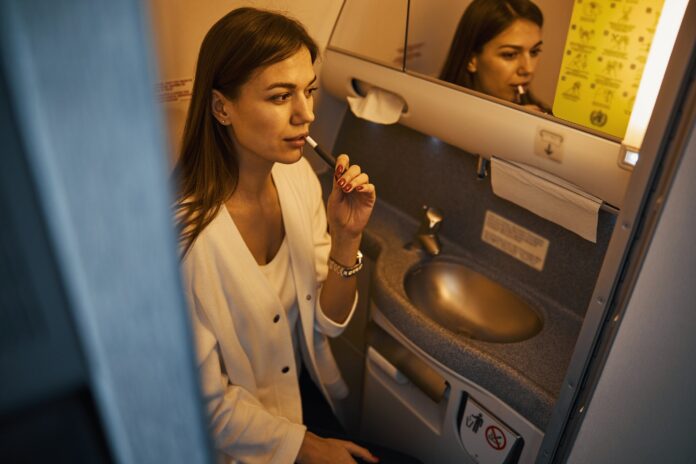 Vaping airline passenger prompts pilot to make in-flight announcement, Reddit Vaping airline passenger prompts pilot to make in-flight announcement, Reddit user claims