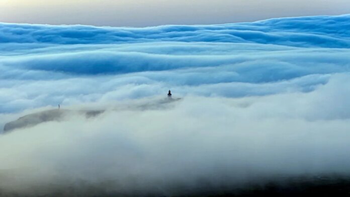 Intense heat wave brings rare 'tsunami' roll cloud in Portugal sky as beachgoers debate sight