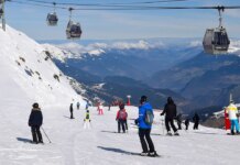 Gondola malfunction leaves nearly 70 skiers stuck in midair at popular resort location Gondola malfunction leaves nearly 70 skiers stuck in midair at popular resort location